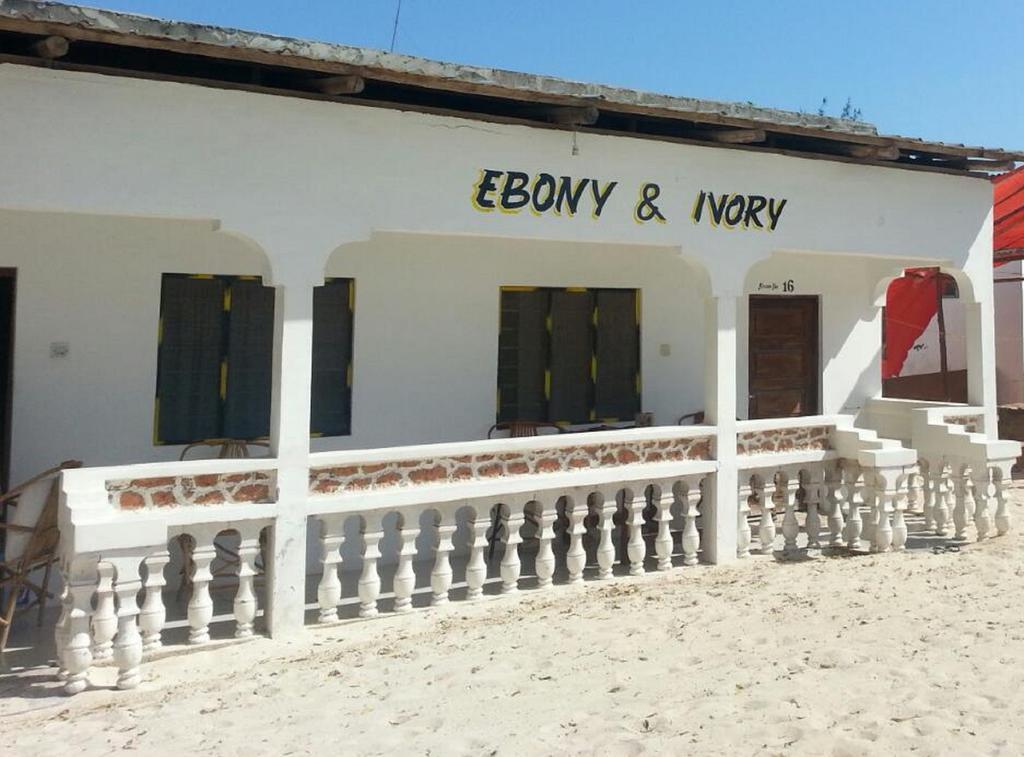 Ebony & Ivory Beach Bungalows Нунгві Екстер'єр фото